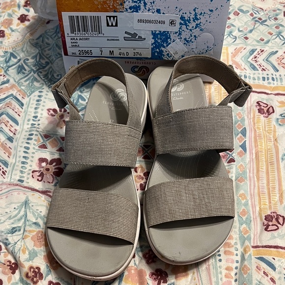 Clarks Cloud steppers Size 7M, color Sand, with Box - Picture 1 of 10